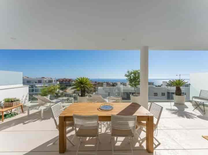 Stunning 2-Bedroom Apartment in the Heart of the Coast