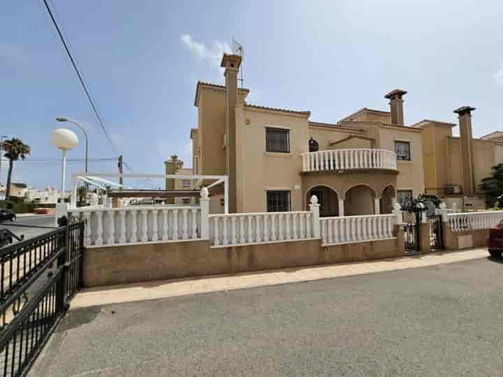 Charming 3-Bedroom Villa with Spacious Outdoor Oasis in [Location]