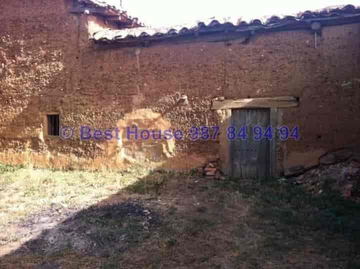 Charming Fixer-Upper in Fontecha, Valdevimbre