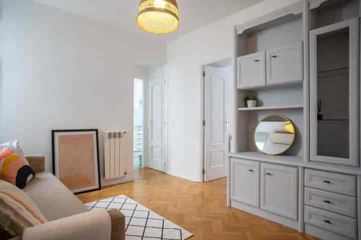 Spacious 2-Bedroom Apartment Near WiZink Center, Madrid