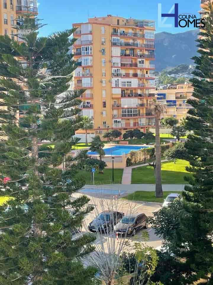 Oceanview Haven: Apartamento de 2 dormitorios en primer complejo frente a la playa