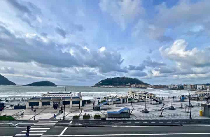 Chic 4-Bedroom Apartment with Ocean Views in San Sebastián