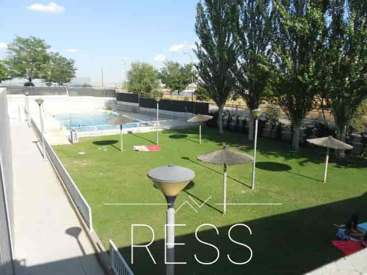 Spacious & Bright 2-Bed Apartment in Madrid with Great Amenities!