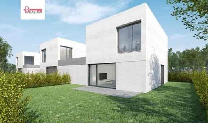 Modern Townhouse in Castañares - Nature's Embrace, Just 7km from the City