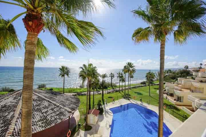 Impresionante apartamento en primera línea de 2 dormitorios en Estepona con vistas panorámicas al mar