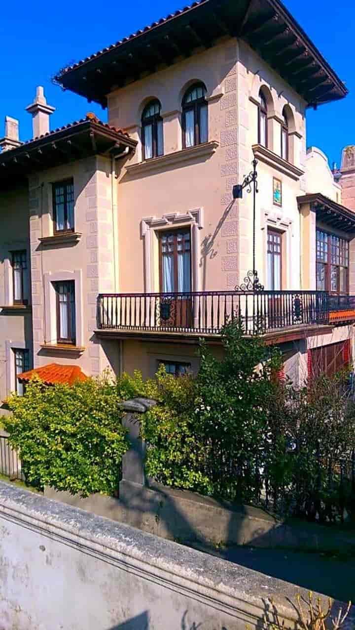 Charming Torre Montañesa House in Alto de Miranda, El Sardinero, Santander