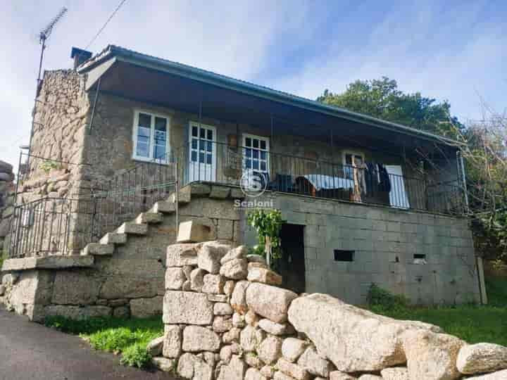 Charming 3-Bedroom Retreat in Sunny Countryside - 3000 m² Lot