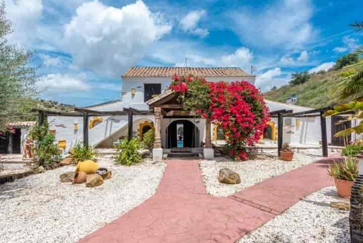 Versatile Estate in Lomas del Flamenco