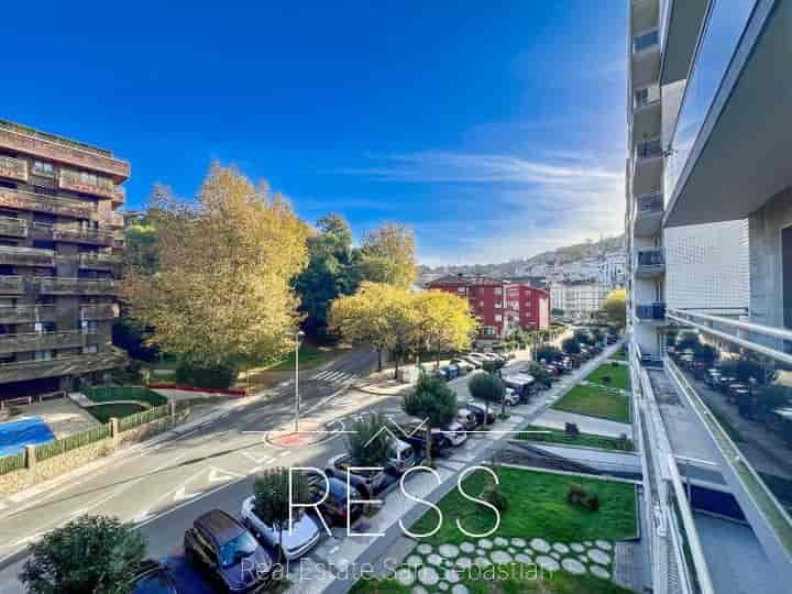 Charming 4-Bedroom Haven in El Antiguo, San Sebastián - Steps from Ondarreta Beach