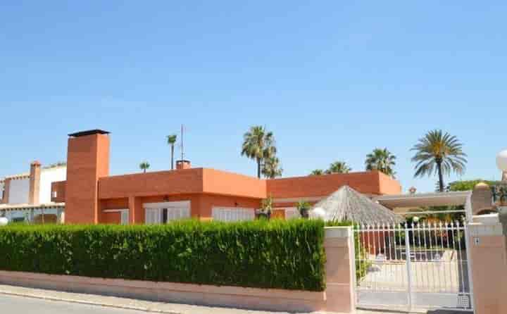 Charming South-Facing Villa in Torrevieja – Just Steps from the Beach