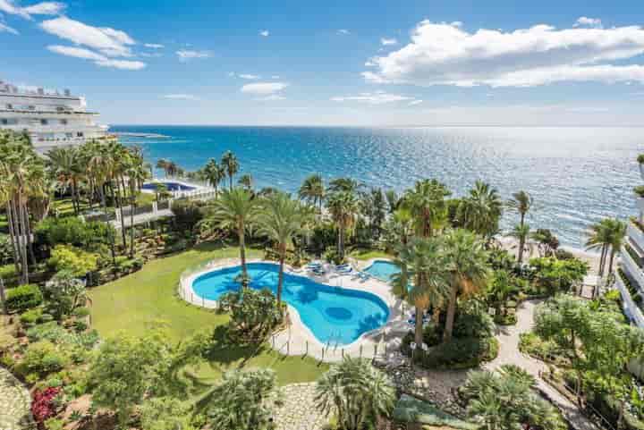 Stunning Elevated Floor Unit in Frontline Complex a Marbella