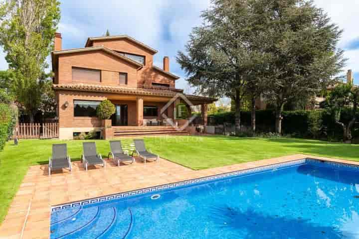 Luxury Family Home with Pool in Parc Central, Sant Cugat