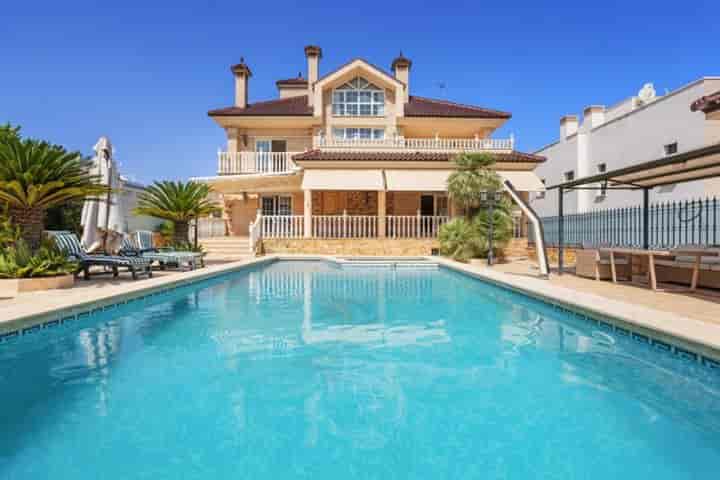 Stunning 5-Bedroom Villa Just Steps from the Sea in Seaside Paradise