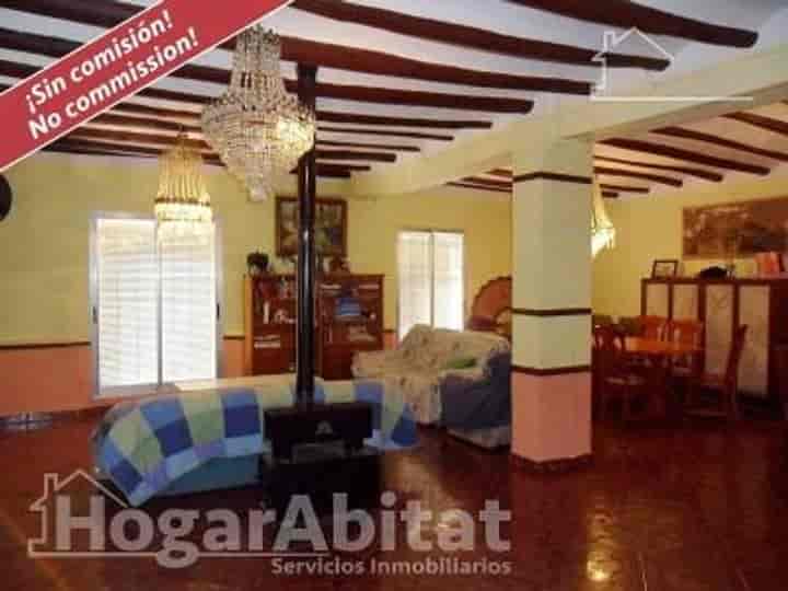 Spacious Family Home in Valencia with 7 Bedrooms and Garage