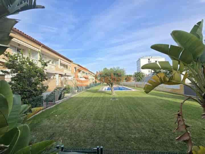 Charming Townhouse in Central Parc Area, Cunit - Just 5 Minutes from the Beach!