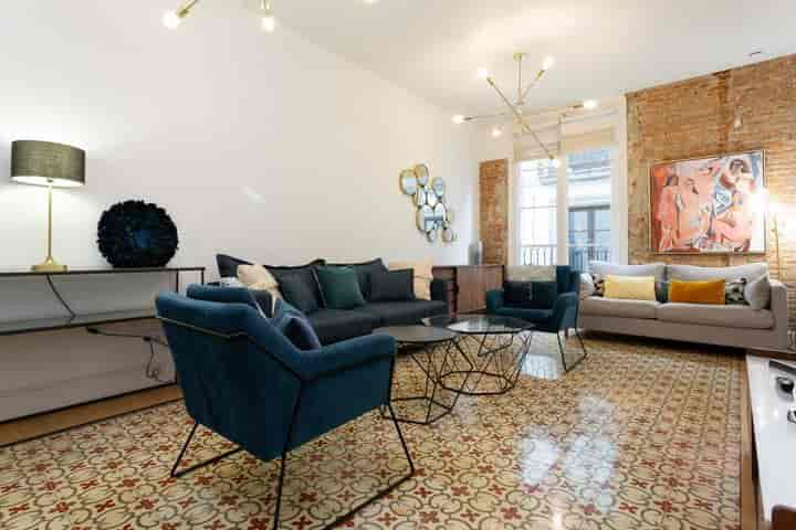 Chic 3-Bedroom Apartment in the Heart of Barcelona's Gothic Quarter