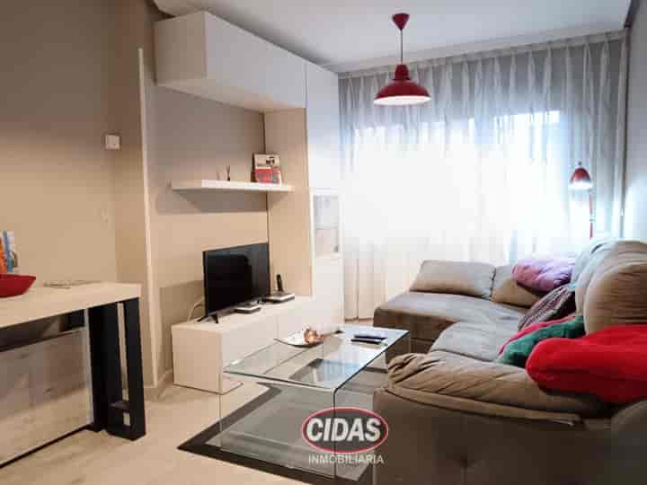 Spacious 3-Bedroom Flat in Madrid Available January 2025 - Perfect for Students!