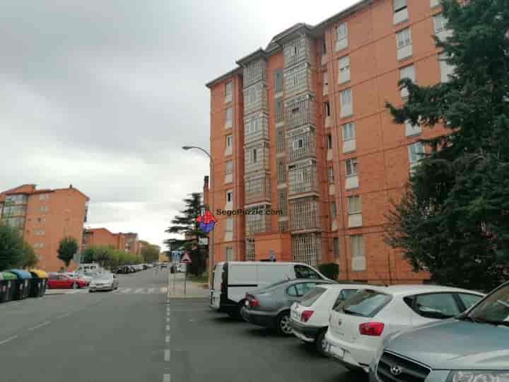 Spacious 3-Bedroom Apartment in the Heart of El Carmen, Segovia