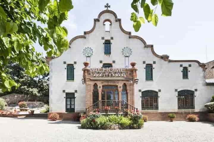 Stunning Hilltop Villa in Barcelona - A Hidden Gem!