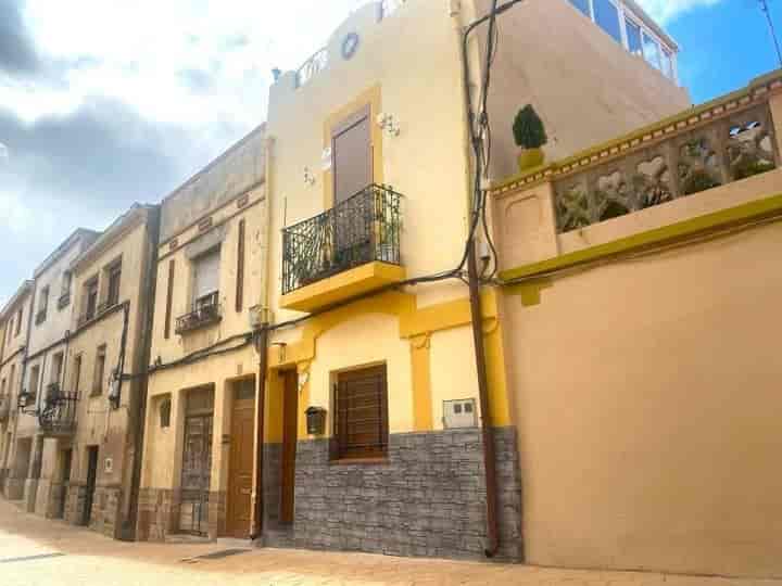 Charming Townhouse in Picamoixons - Just 5 km from Vibrant Valls!