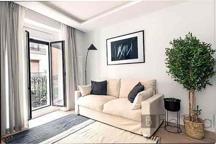 Stunning Renovated Apartment in Malasaña, Madrid - Steps from Plaza de la Luna