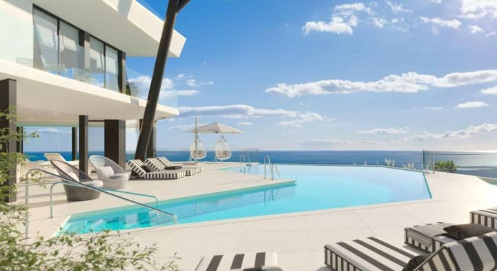 Stunning 3-Bedroom Luxury Apartment Steps from the Beach!