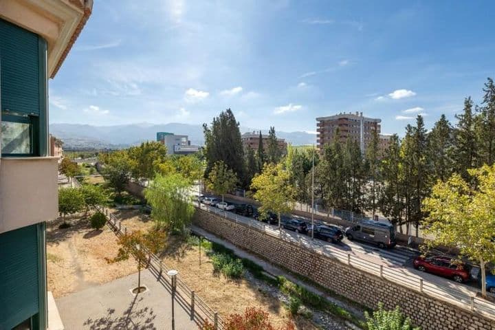 Sunny 3-Bedroom Apartment in Zaidín - Must See!