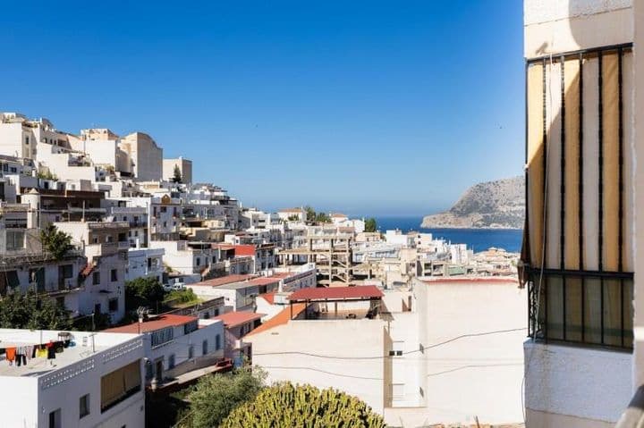 Sunny Beachside Flat with Sea Views in Almuñécar