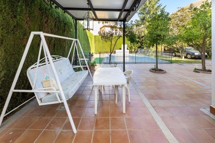 Spacious Family Home in Alfacar - Perfect for Nature Lovers!