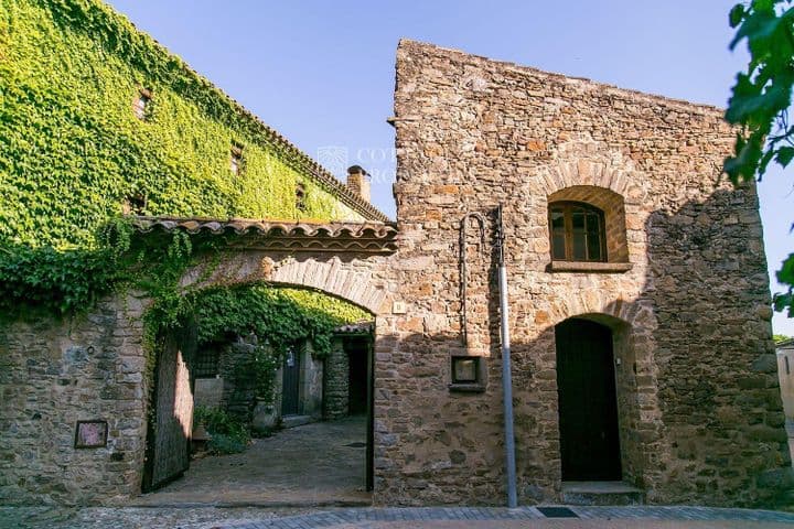 Charming Townhouse in Gualta (Baix Empordà) with Pool & Garden