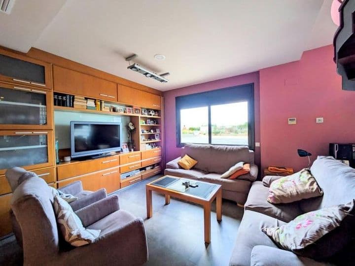 Cozy 5-Bedroom Home in Estació, L'Aldea