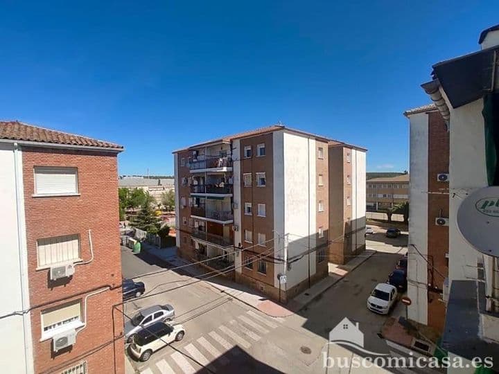 Charming 3-Bedroom Flat in Vibrant Santana, Linares