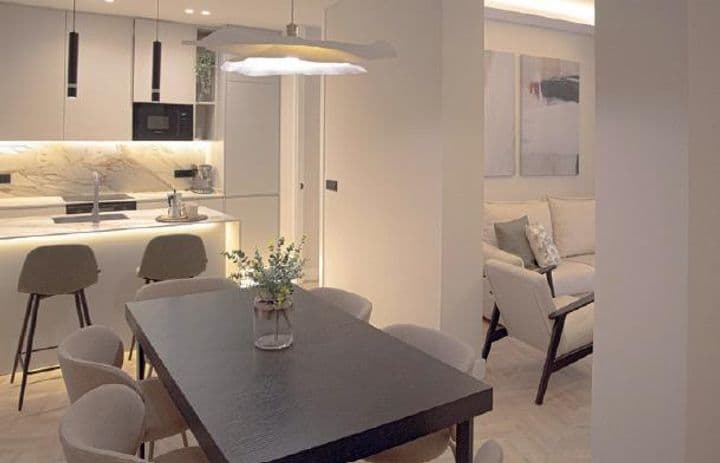 Bright and Cozy 2-Bedroom Apartment in the Heart of Madrid - Calle Isabel la Católica 13