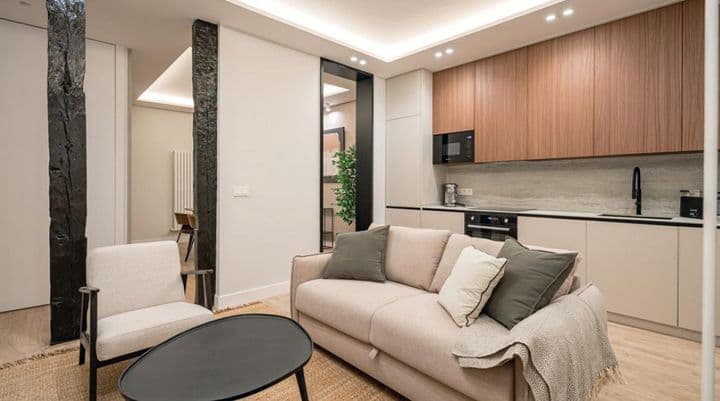 Stylish 3-Bed Apartment in the Heart of Malasaña, Madrid