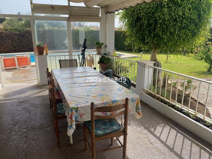 Charmig South-Facing Villa i Estepona - Bara steg från stranden!