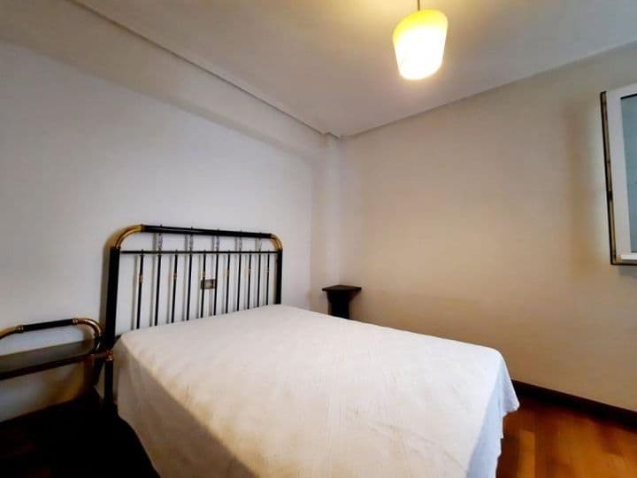 Bright 2-Bedroom Apartment with Balcony in Central Bilbao