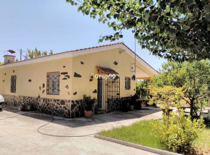 Encantadora Casa con Piscina en las Afueras del Centro de la Ciudad