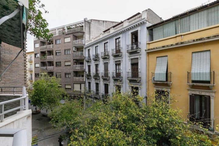 Charming 4-Bedroom Apartment in Central Granada with Private Parking