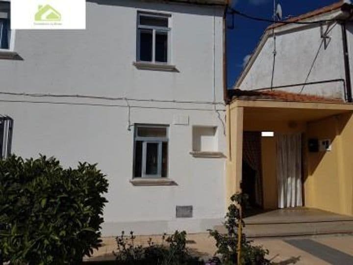 Charming Home for Sale in Coreses - 3 Bedrooms & Cozy Kitchen