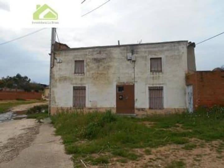 Charming Fixer-Upper in Cubillos - Great Potential!