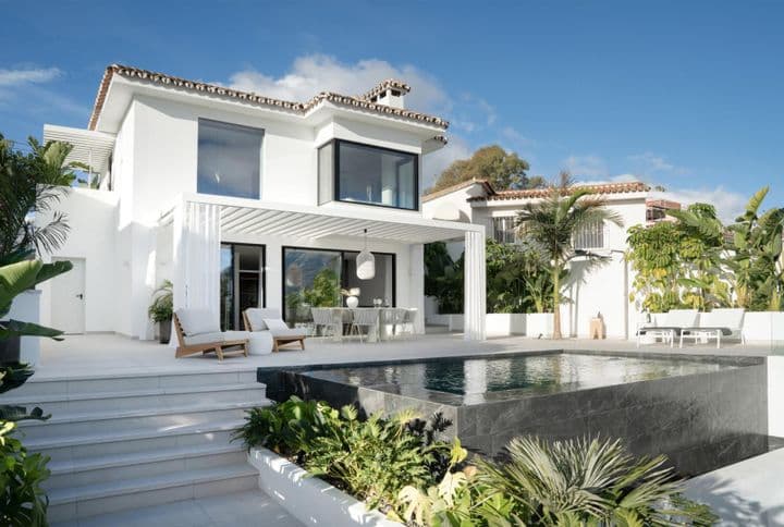 Superbe villa à Nueva Andalucía: Marchez vers Puerto Banús & Beach!