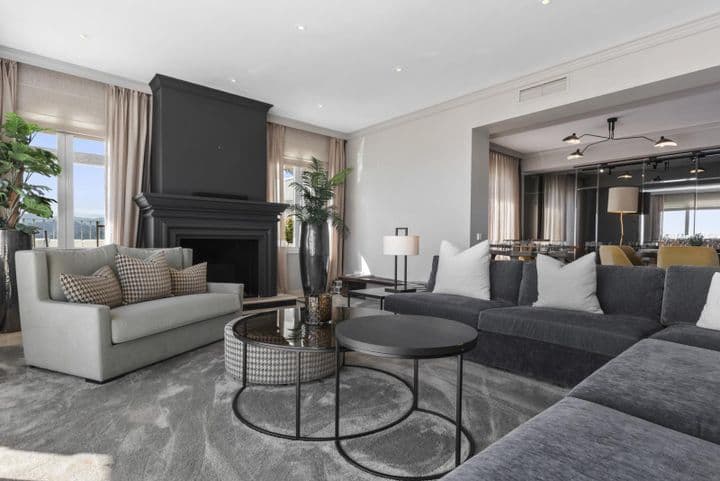 Modern Duplex mit atemberaubendem Mittelmeer Ansichten in Urban Oasis