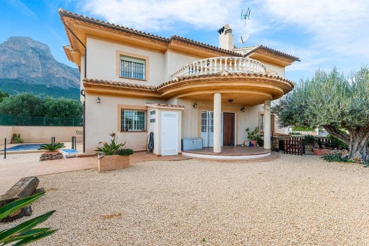 Stunning 4-Bedroom Villa Near the Heart of Polop