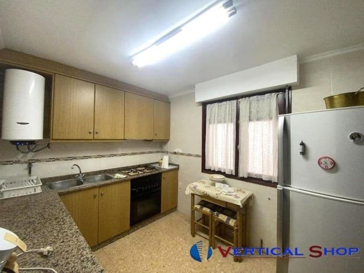 Spacious 4th Floor Apartment with Garage and Storage in Caudete, Albacete