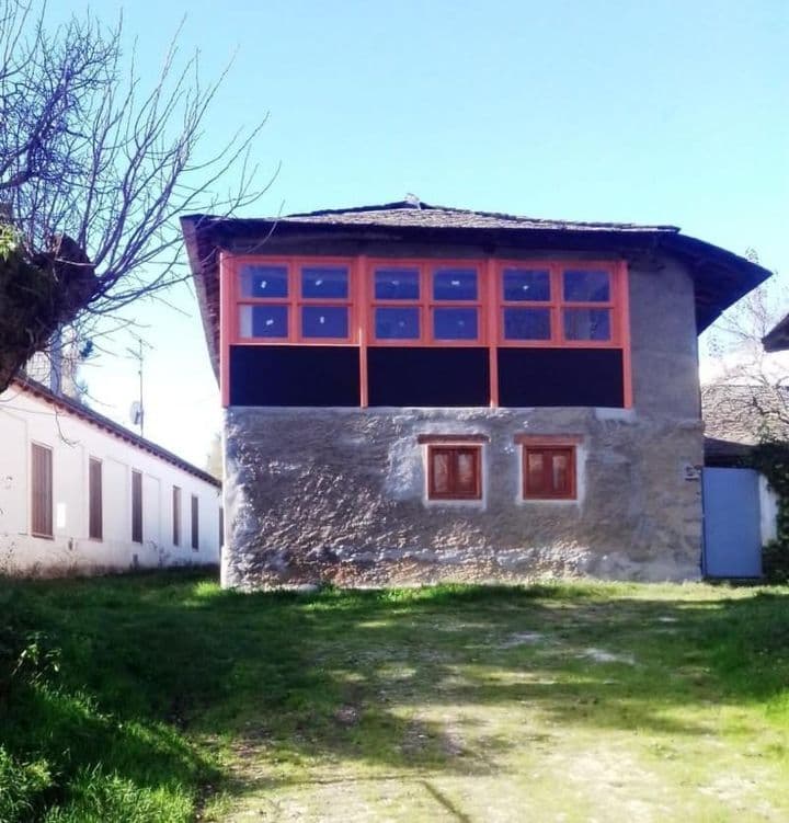 Charming Chalet in Cabañas Raras, Cortiguera - Great Value!