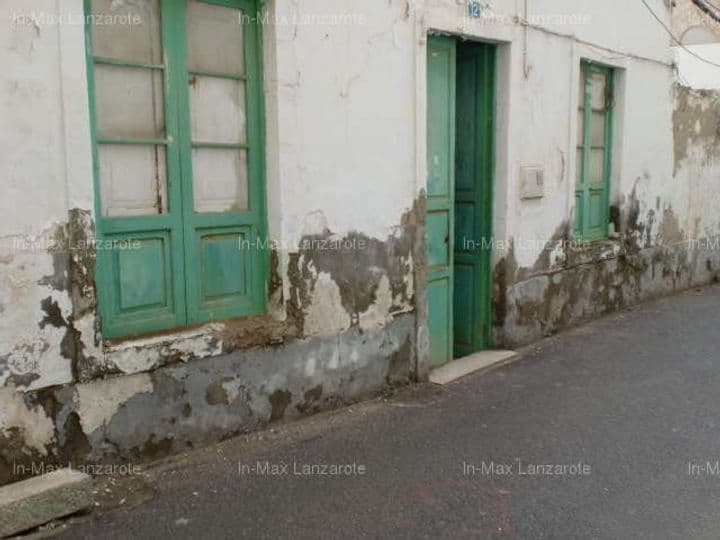 Arrecife: Fixer-Upper Paradise Steps from Charco de San Ginés