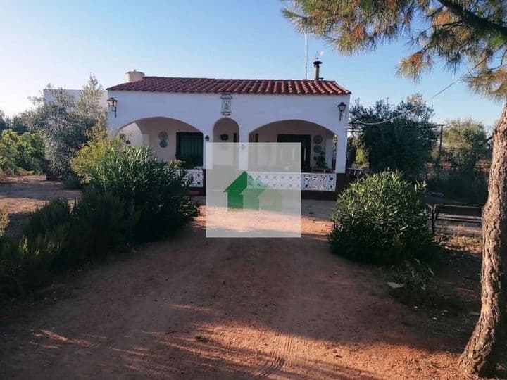 Charming Country House with Agricultural Buildings in Arenales