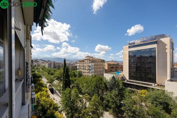 Bright and Spacious 4-Bedroom Apartment on Avenida de la Constitución, Granada