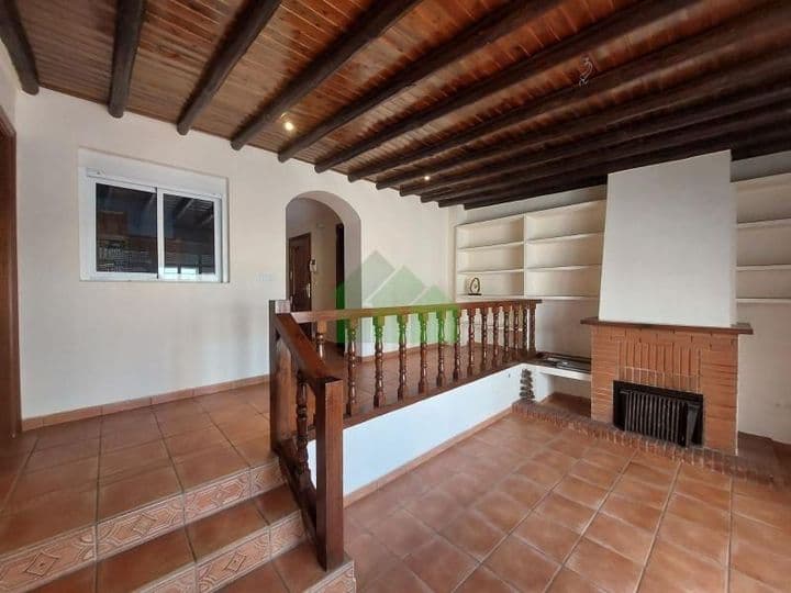 Charming Rustic 3-Bedroom Apartment in a Peaceful Neighborhood