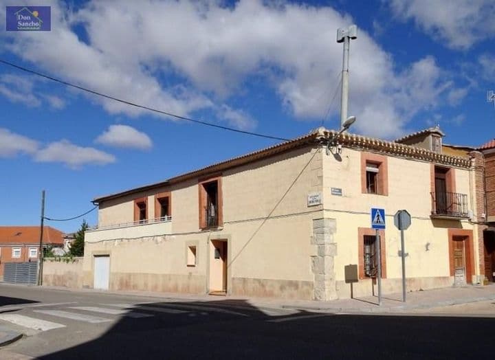 Charming Townhouse in the Heart of Valoria La Buena